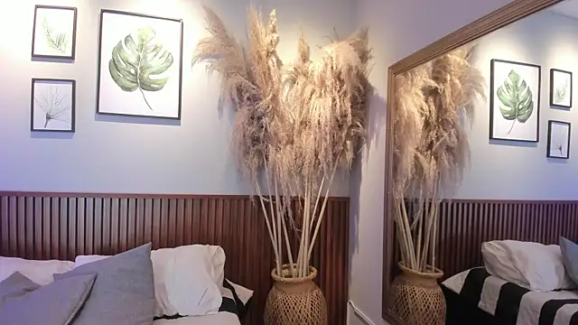 Snapshot of MIAROGGERSS chatting on 14, 12, 2025 MIAROGGERSS online show from 14, 12, 2025