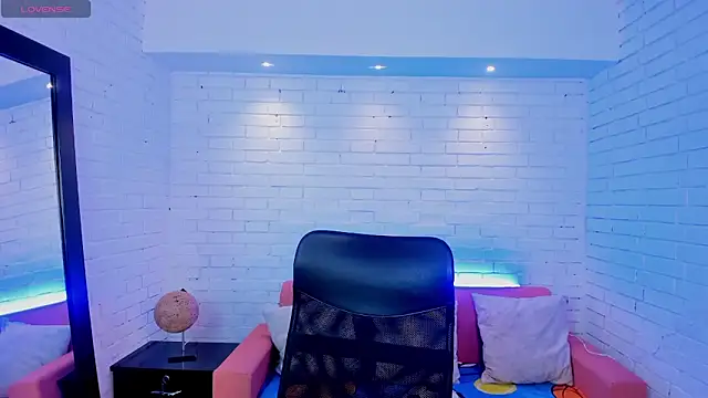 TiffanyHoustton online show from 25, 2, 2026