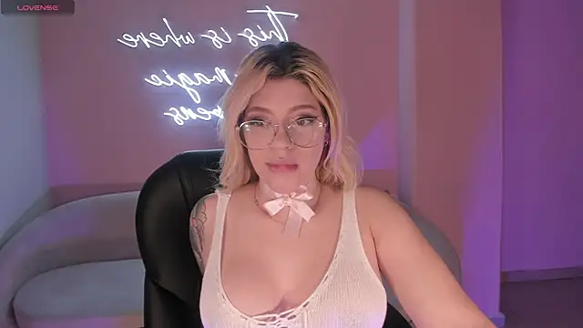 Snapshot of MadisonKane chatting on 13, 7, 2026 MadisonKane online show from 13, 7, 2026