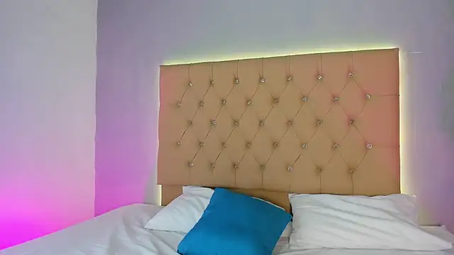 EmmaLawrence  online show from 11, 1, 2026