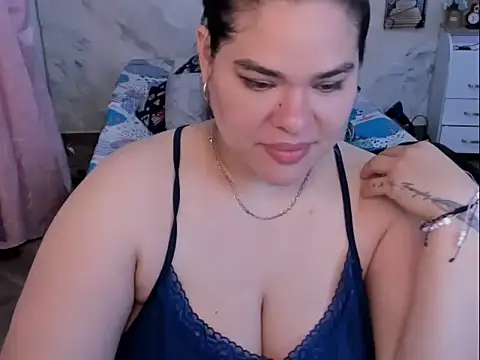 Snapshot of NinaFuentes2X chatting on 8, 5, 2026 NinaFuentes2X online show from 8, 5, 2026