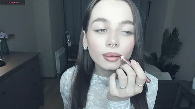 Snapshot of YvonneRobes chatting on 6, 3, 2026 YvonneRobes online show from 6, 3, 2026