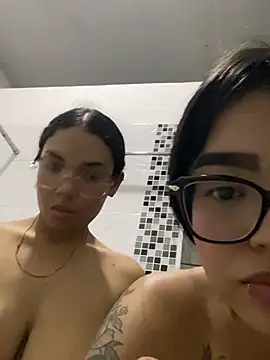 Emmy And Luna online show from 13, 4, 2026