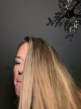 Snapshot of vinique99 chatting on 4, 2, 2026 vinique99 online show from 4, 2, 2026