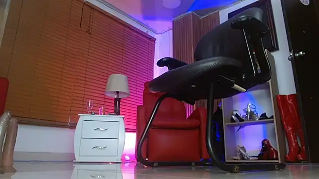 paola xm online show from 10, 4, 2026