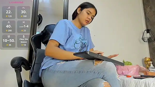 Snapshot of alina_souvage_ chatting on 1, 3, 2026 alina souvage online show from 1, 3, 2026