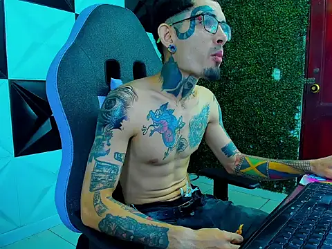Snapshot of Boy_tatto77 chatting on 27, 5, 2026 Boy tatto77 online show from 27, 5, 2026