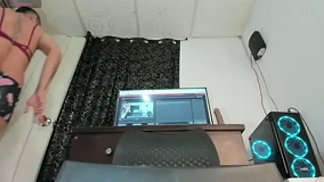 nickytabitch online show from 15, 4, 2026