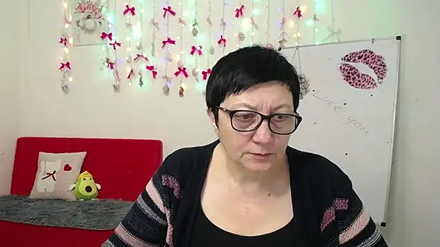 EmilyL0ve online show from 10, 4, 2026