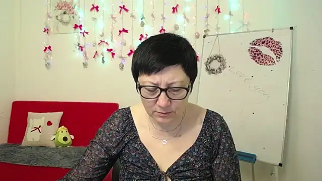 EmilyL0ve online show from 13, 4, 2026