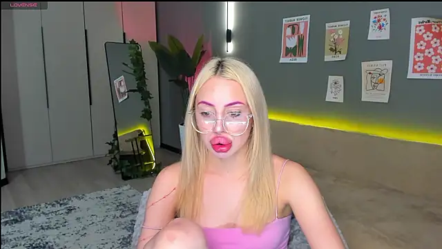 Snapshot of Luna_Beverly chatting on 3, 3, 2026 Luna Beverly online show from 3, 3, 2026