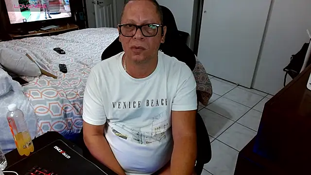 Snapshot of Daddy_1970 chatting on 15, 4, 2026 Daddy 1970 online show from 15, 4, 2026