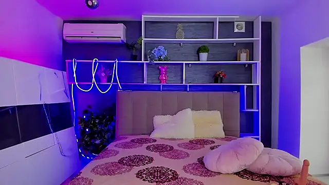 StephieRousee online show from 2, 2, 2026