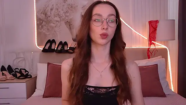 Snapshot of Emily_Simon chatting on 18, 7, 2026 Emily Simon online show from 18, 7, 2026
