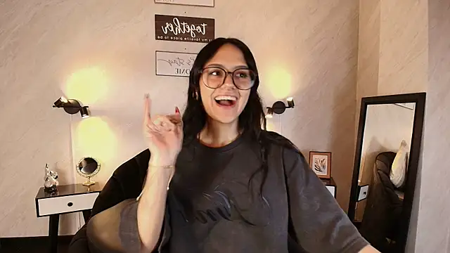 NiccolleHall online show from 12, 2, 2026