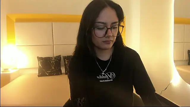 NiccolleHall online show from 20, 2, 2026