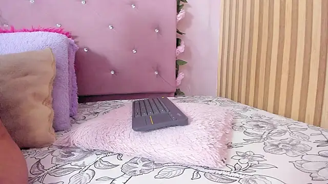 lovely  kiss   online show from 5, 6, 2026