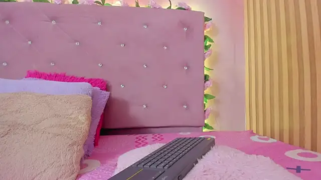 lovely  kiss   online show from 8, 6, 2026