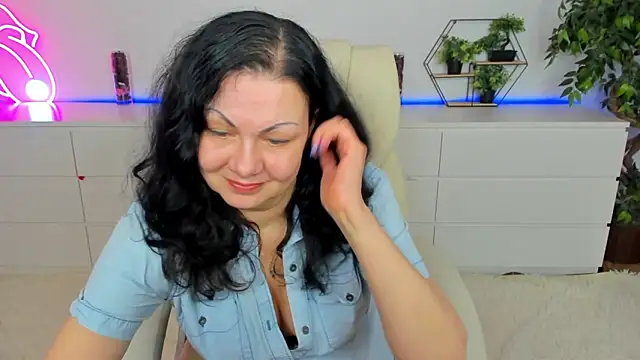 IrissMoon online show from 5, 3, 2026