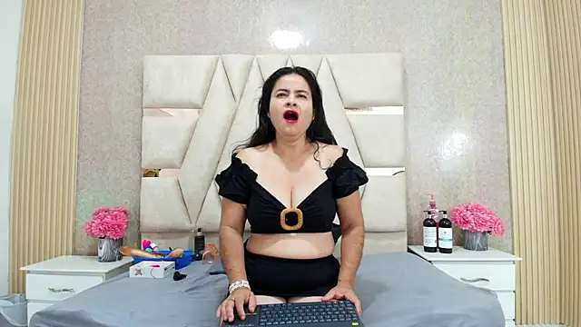 CrystallGomes online show from 10, 4, 2026