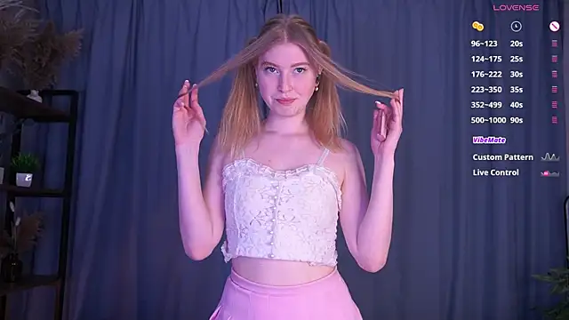 Snapshot of LanaRoxxy chatting on 4, 4, 2026 LanaRoxxy online show from 4, 4, 2026