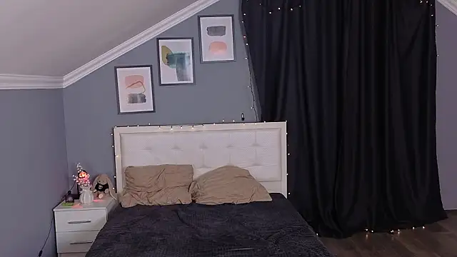 Naomi Demio online show from 4, 3, 2026