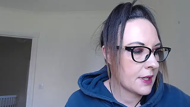 Snapshot of PsychicDominatrix chatting on 6, 4, 2026 PsychicDominatrix online show from 6, 4, 2026