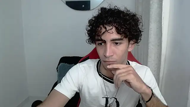 Snapshot of Caius_fox chatting on 4, 2, 2026 Caius fox online show from 4, 2, 2026