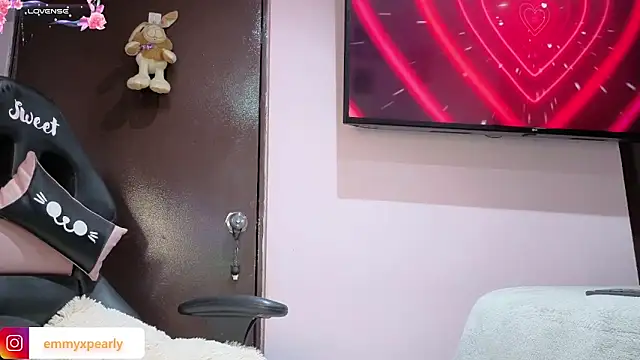 Snapshot of emyxpearly chatting on 2, 3, 2026 emyxpearly online show from 2, 3, 2026