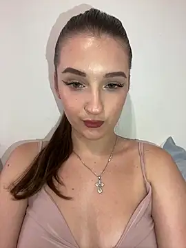 Green eyes lady online show from 17, 7, 2026