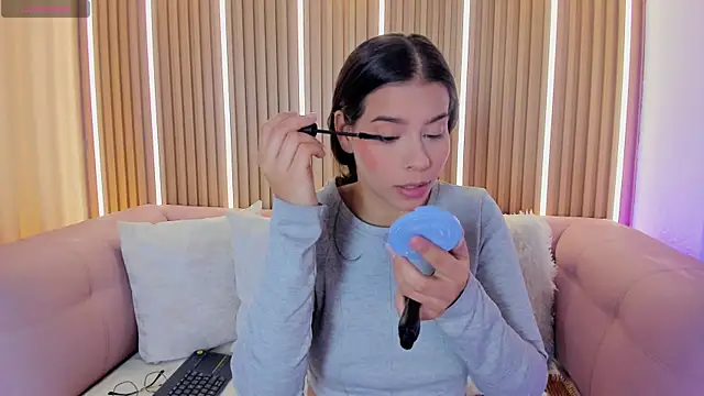 Snapshot of Luna_Millers chatting on 4, 7, 2026 Luna Millers online show from 4, 7, 2026