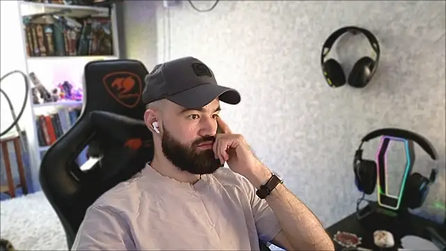 Snapshot of _Mostly_ chatting on 11, 3, 2026 Mostly online show from 11, 3, 2026