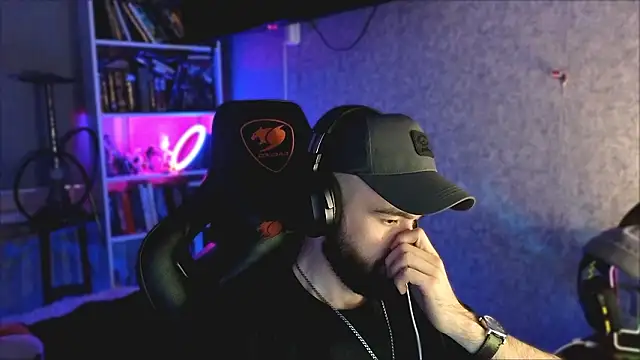 Snapshot of _Mostly_ chatting on 31, 3, 2026 Mostly online show from 31, 3, 2026