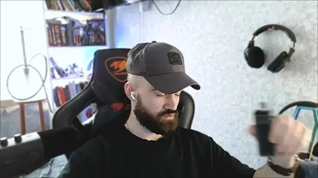 Snapshot of _Mostly_ chatting on 13, 4, 2026 Mostly online show from 13, 4, 2026