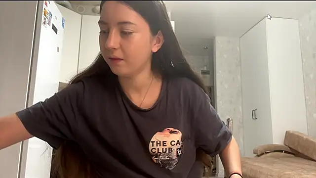 Snapshot of ZyntraLoom chatting on 1, 2, 2026 ZyntraLoom online show from 1, 2, 2026