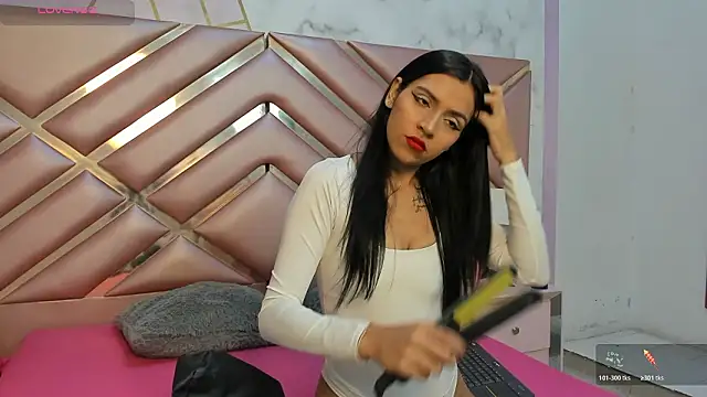 Snapshot of LauraRoot chatting on 11, 2, 2026 LauraRoot online show from 11, 2, 2026