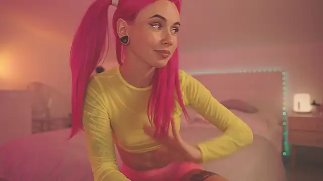 Sarah Pink online show from 6, 12, 2024