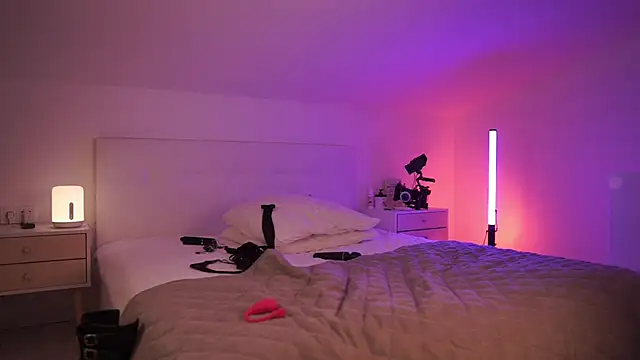 Sarah Pink online show from 1, 3, 2025