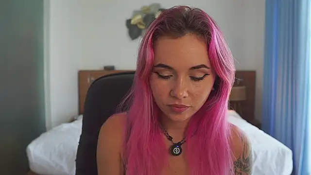 Sarah Pink online show from 18, 12, 2025