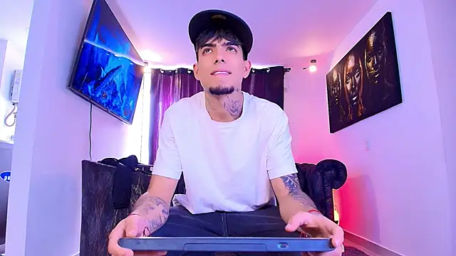 Snapshot of miguel_aguirre_ chatting on 2, 2, 2026 miguel aguirre online show from 2, 2, 2026