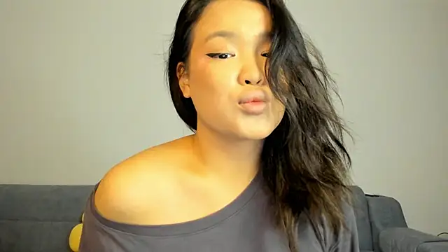 Snapshot of luna_yum chatting on 10, 2, 2026 luna yum online show from 10, 2, 2026