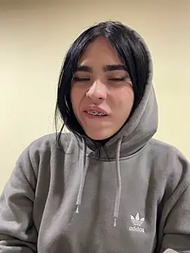 Sara Fernandez  online show from 6, 3, 2026