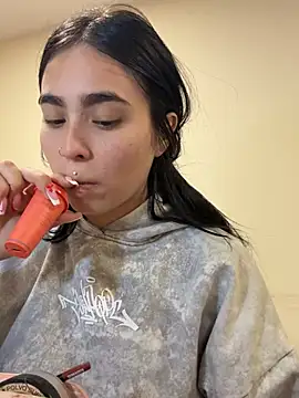 Sara Fernandez  online show from 8, 4, 2026