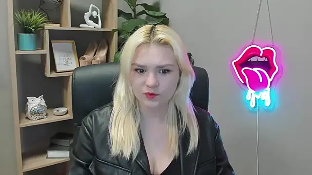 Snapshot of SweetLilyxo chatting on 7, 4, 2026 SweetLilyxo online show from 7, 4, 2026