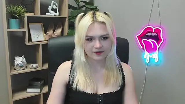 Snapshot of SweetLilyxo chatting on 9, 4, 2026 SweetLilyxo online show from 9, 4, 2026