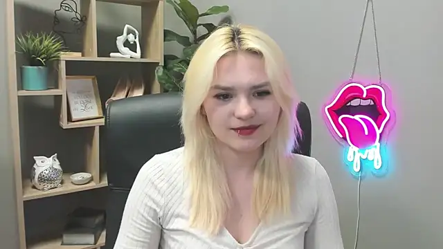 Snapshot of SweetLilyxo chatting on 14, 4, 2026 SweetLilyxo online show from 14, 4, 2026