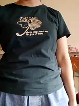 LiilyZi online show from 6, 4, 2026