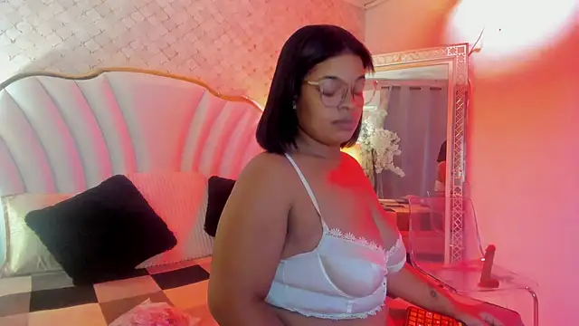 YazminJenner online show from 12, 4, 2026