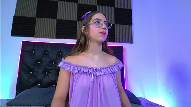 Snapshot of Annie_Peach chatting on 12, 7, 2026 Annie Peach online show from 12, 7, 2026