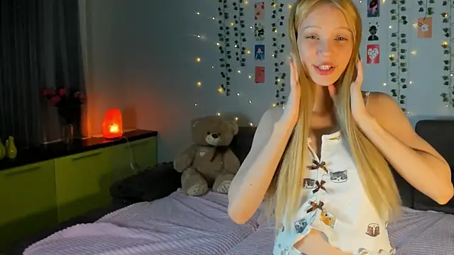 Snapshot of Kiracute18 chatting on 24, 4, 2026 Kiracute18 online show from 24, 4, 2026
